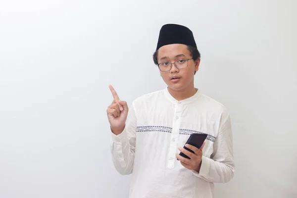 Potret Pemuda Muslim Asia Yang Bersemangat Menunjuk Jauh Dengan Jarinya — Stok Foto