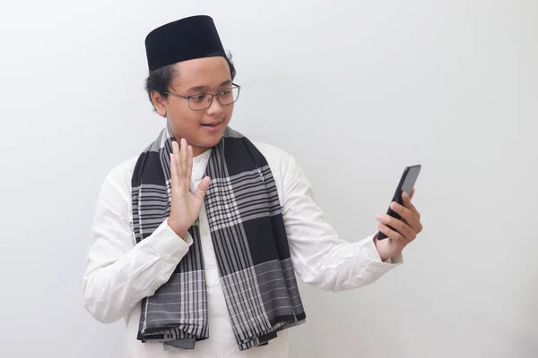 Gülümseyen Asyalı Müslüman Bir Adamın Kendi Fotoğrafını Çekerken Video Araması — Stok fotoğraf