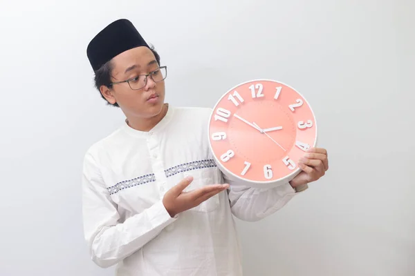 Portret Młodego Atrakcyjnego Azjatyckiego Muzułmanina Wskazującego Trzymającego Zegar Który Pokazuje — Zdjęcie stockowe