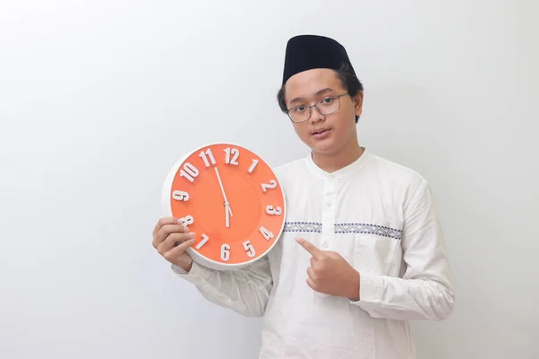 Портрет Молодого Привлекательного Азиатского Мусульманина Указывающего Держащего Руках Часы Показывающие — стоковое фото