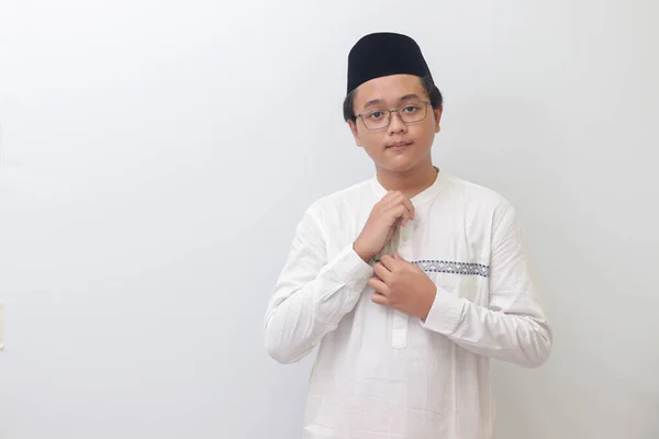 Portret Młodego Azjatyckiego Muzułmanina Próbującego Naprawić Guziki Koszuli Izolowany Obraz — Zdjęcie stockowe