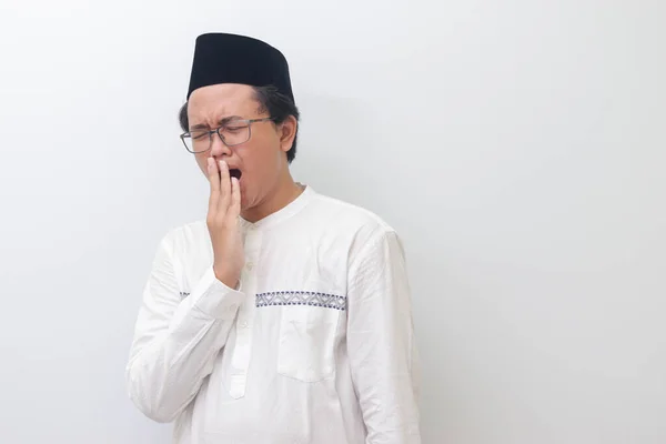 Retrato Jovem Homem Muçulmano Asiático Bocejando Com Mão Cobrindo Boca — Fotografia de Stock