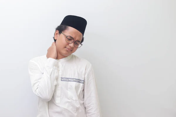 Portret Młodego Azjatyckiego Muzułmanina Odczuwającego Ból Szyi Izolowany Obraz Białym — Zdjęcie stockowe