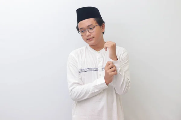 Portrét Mladého Asijského Muslima Který Snaží Spravit Knoflíky Košili Izolovaný — Stock fotografie