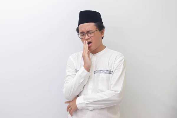 Porträtt Ung Asiatisk Muslimsk Man Som Gäspar Med Handen Över — Stockfoto