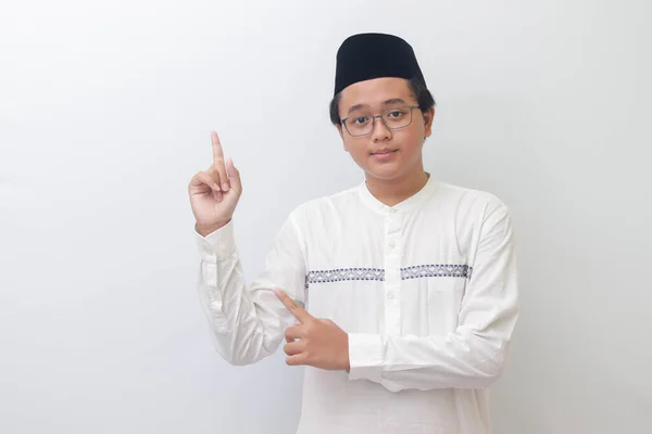 Portrét Mladého Asijského Muslima Ukazujícího Produkt Ukazujícího Rukou Prstem Izolovaný — Stock fotografie