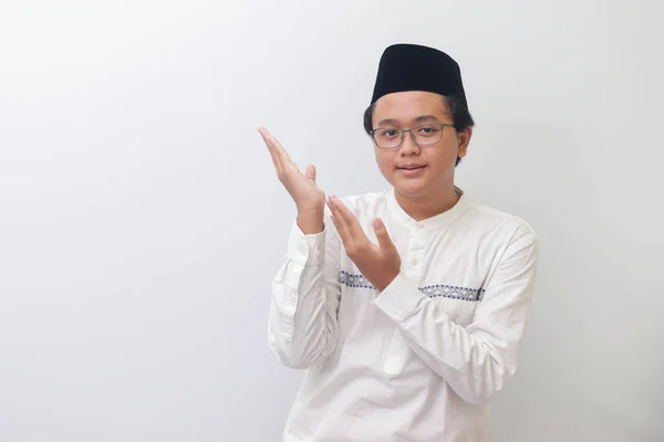 Retrato Jovem Homem Muçulmano Asiático Mostrando Produto Apontando Com Mão — Fotografia de Stock