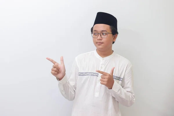 Портрет Молодого Азиата Мусульманина Показывающего Товар Указывающего Пальцем Рукой Изображение — стоковое фото