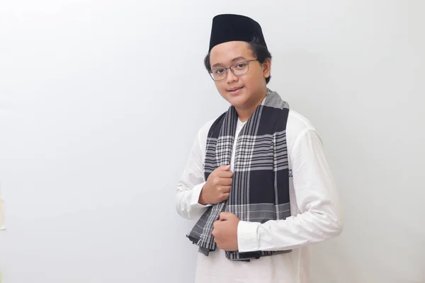 Potret Pemuda Muslim Asia Berdiri Dengan Pose Dingin Dan Memegang — Stok Foto