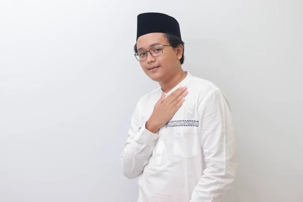 Retrato Jovem Homem Muçulmano Asiático Colocando Mão Coração Sentindo Muito — Fotografia de Stock