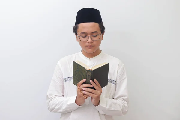 Portrait Jeune Homme Musulman Asiatique Lisant Récitant Sérieusement Saint Livre — Photo