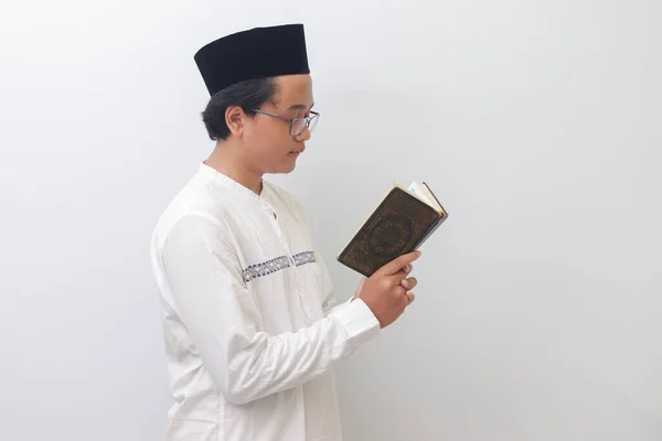 Retrato Jovem Homem Muçulmano Asiático Lendo Recitando Livro Sagrado Alcorão — Fotografia de Stock