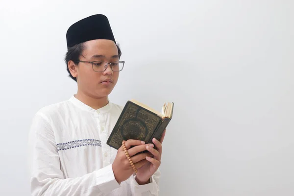 Retrato Jovem Homem Muçulmano Asiático Lendo Recitando Livro Sagrado Alcorão — Fotografia de Stock