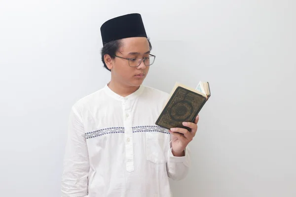 Portret Młodego Muzułmanina Azji Czytającego Recytującego Poważnie Świętą Księgę Koranu — Zdjęcie stockowe
