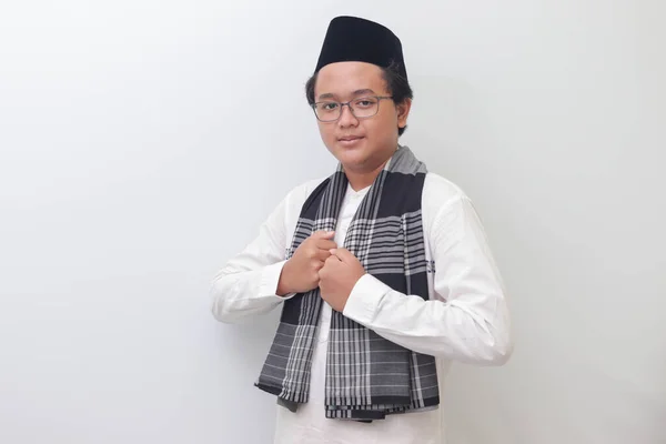 Retrato Jovem Homem Muçulmano Asiático Com Pose Legal Segurando Seu — Fotografia de Stock