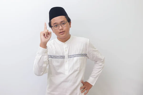 一个年轻的亚洲穆斯林男子的画像 指着他的食指 提醒他该做些什么 广告概念 白色背景上的孤立图像 — 图库照片