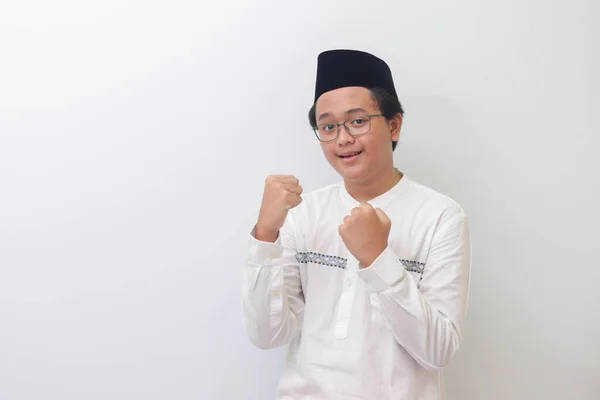 Porträtt Ung Asiatisk Muslim Man Höja Näven Fira Framgång Och — Stockfoto