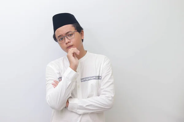 Porträtt Ung Asiatisk Muslim Man Tänker Fråga Med Handen Hakan — Stockfoto
