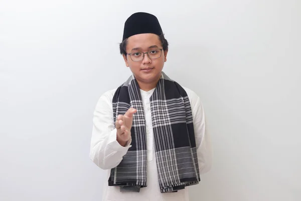 Portret Van Jonge Aziatische Moslim Man Die Zijn Hand Uitreikt — Stockfoto