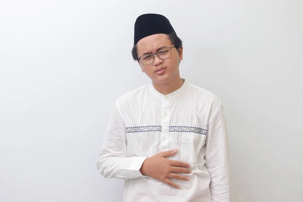 Portret Młodego Azjatyckiego Muzułmanina Odczuwającego Ból Żołądku Koncepcja Bólu Brzucha — Zdjęcie stockowe