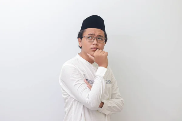 Retrato Jovem Homem Muçulmano Asiático Pensando Sobre Questão Com Mão — Fotografia de Stock