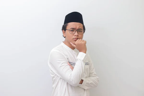 Retrato Jovem Homem Muçulmano Asiático Pensando Sobre Questão Com Mão — Fotografia de Stock