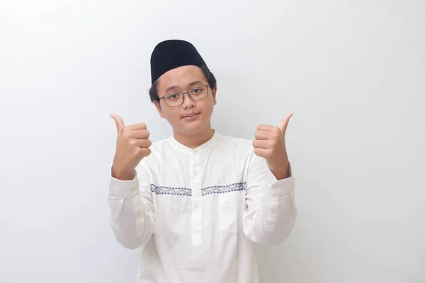 Portrét Mladého Asijského Muslima Jak Usmívá Dívá Kamery Dělá Gesta — Stock fotografie