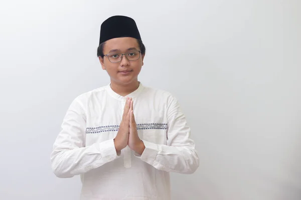 Portret Van Jonge Aziatische Moslim Man Met Excuses Welkom Handgebaar — Stockfoto
