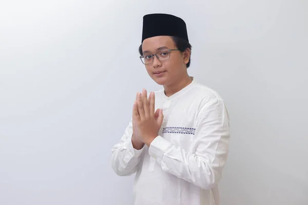 Egy Fiatal Ázsiai Muszlim Férfi Portréja Bocsánatkéréssel Üdvözlő Kézmozdulattal Elszigetelt — Stock Fotó