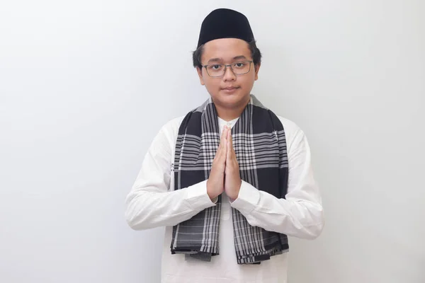年轻的亚洲穆斯林男子表示道歉和欢迎手势的画像 白色背景上的孤立图像 — 图库照片