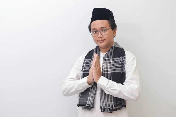 Πορτρέτο Του Νεαρού Ασιάτη Μουσουλμάνο Δείχνει Συγγνώμη Και Ευπρόσδεκτη Χειρονομία — Φωτογραφία Αρχείου
