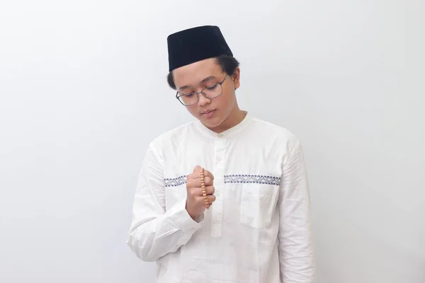 年轻周到的亚洲穆斯林男子用伊斯兰珠祈祷的画像 白色背景上的孤立图像 — 图库照片