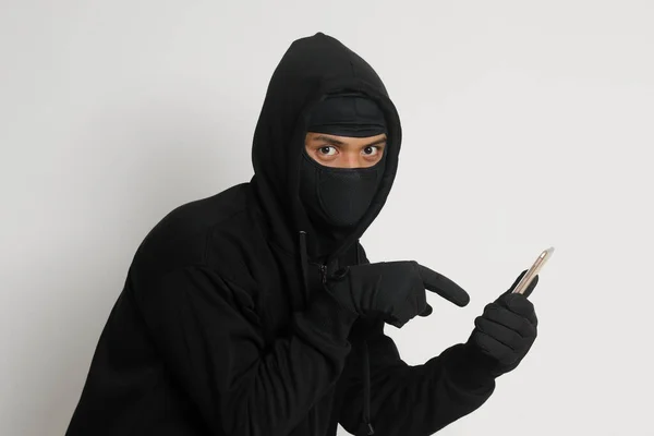 Siyah Kapüşonlu Maskeli Gizemli Bir Adamın Portresi Cep Telefonunda Hackleme — Stok fotoğraf