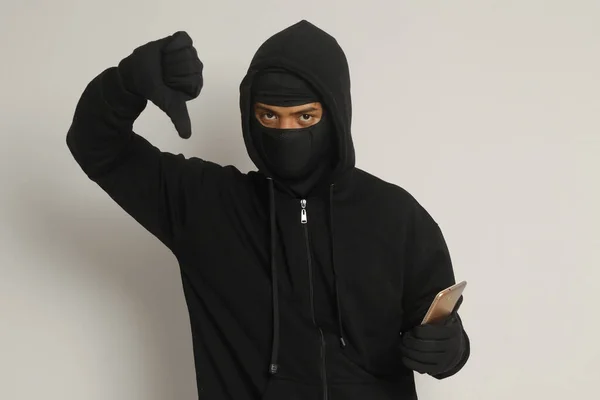 Retrato Homem Misterioso Vestindo Capuz Preto Máscara Fazendo Atividade Hacking — Fotografia de Stock