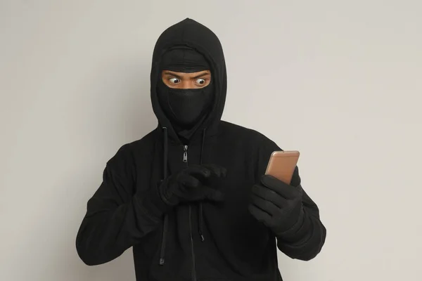 Πορτρέτο Του Μυστηριώδη Άνδρα Που Φοράει Μαύρη Κουκούλα Και Μάσκα — Φωτογραφία Αρχείου