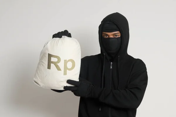 Siyah Kapüşonlu Maskeli Gizemli Hırsız Bir Çanta Dolusu Rupiah Parası — Stok fotoğraf