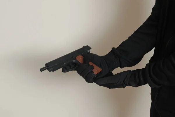 Крупним Планом Чоловіча Рука Перезаряджає Пістолет Після Стрільби Ізольоване Зображення — стокове фото