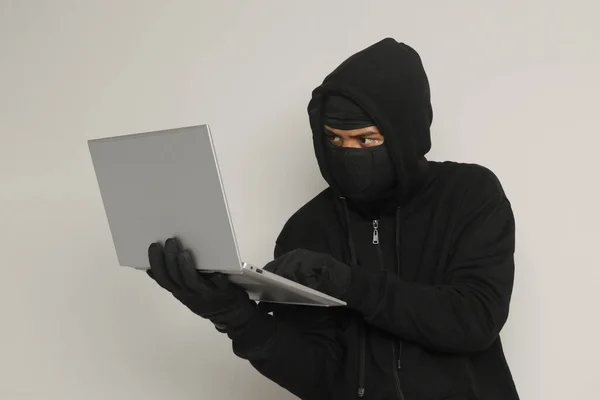Retrato Hombre Misterioso Con Capucha Negra Máscara Haciendo Actividad Hacking —  Fotos de Stock