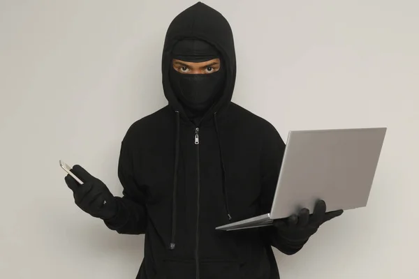 Retrato Hombre Misterioso Con Capucha Negra Máscara Haciendo Actividad Hacking —  Fotos de Stock