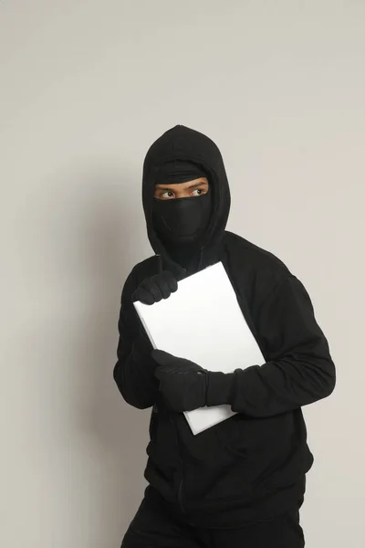 Mysterieuze Dievegge Man Met Zwarte Capuchon Masker Die Laptop Steelt — Stockfoto