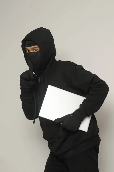 Таємничий Злодій Розбійник Одягнений Чорний Светр Маску Краде Ноутбук Вислизає — стокове фото