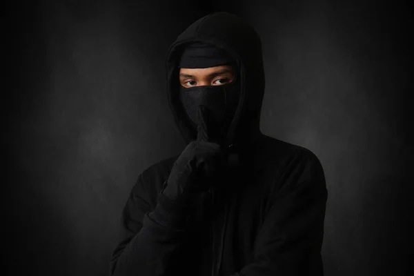 Hombre Misterioso Con Capucha Negra Máscara Pie Sobre Fondo Oscuro —  Fotos de Stock