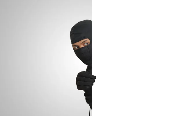 Ladrão Misterioso Vestindo Capuz Preto Escondido Atrás Parede Esgueirando Procura — Fotografia de Stock