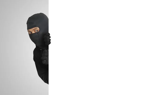 Μυστηριώδης Κλέφτης Φοράει Μαύρη Κουκούλα Κρύβεται Πίσω Από Τον Τοίχο — Φωτογραφία Αρχείου