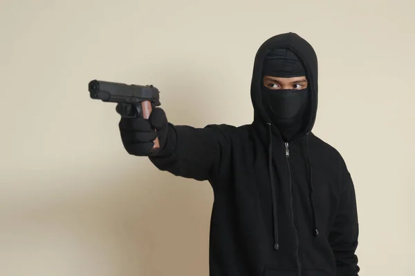 Μυστηριώδης Άντρας Φοράει Μαύρη Κουκούλα Και Μάσκα Κρατάει Πιστόλι Πυροβολεί — Φωτογραφία Αρχείου