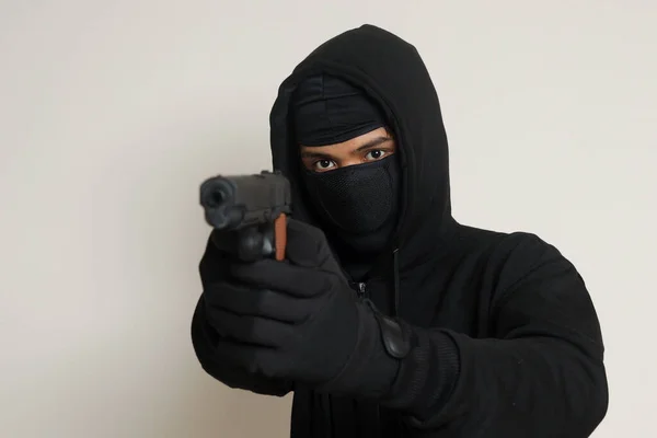 Homem Misterioso Usando Capuz Preto Máscara Segurando Uma Pistola Atirando — Fotografia de Stock