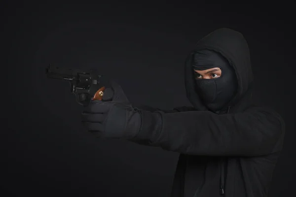 Misterioso Uomo Con Cappuccio Nero Maschera Con Una Pistola Che — Foto Stock