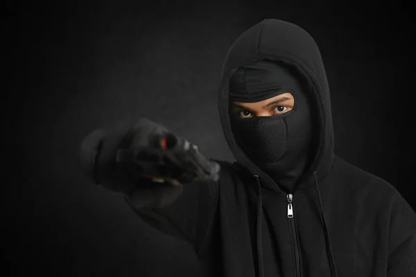 Таємничий Чоловік Чорному Светрі Масці Тримає Пістолет Стріляючи Пістолета Ізольоване — стокове фото