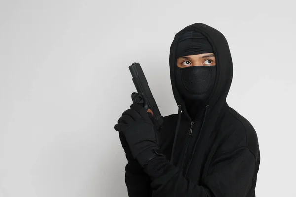Geheimnisvoller Mann Mit Schwarzem Kapuzenpulli Und Maske Der Eine Pistole — Stockfoto