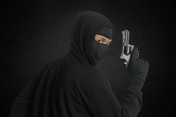 Hombre Misterioso Con Capucha Negra Máscara Sosteniendo Una Pistola Disparando — Foto de Stock